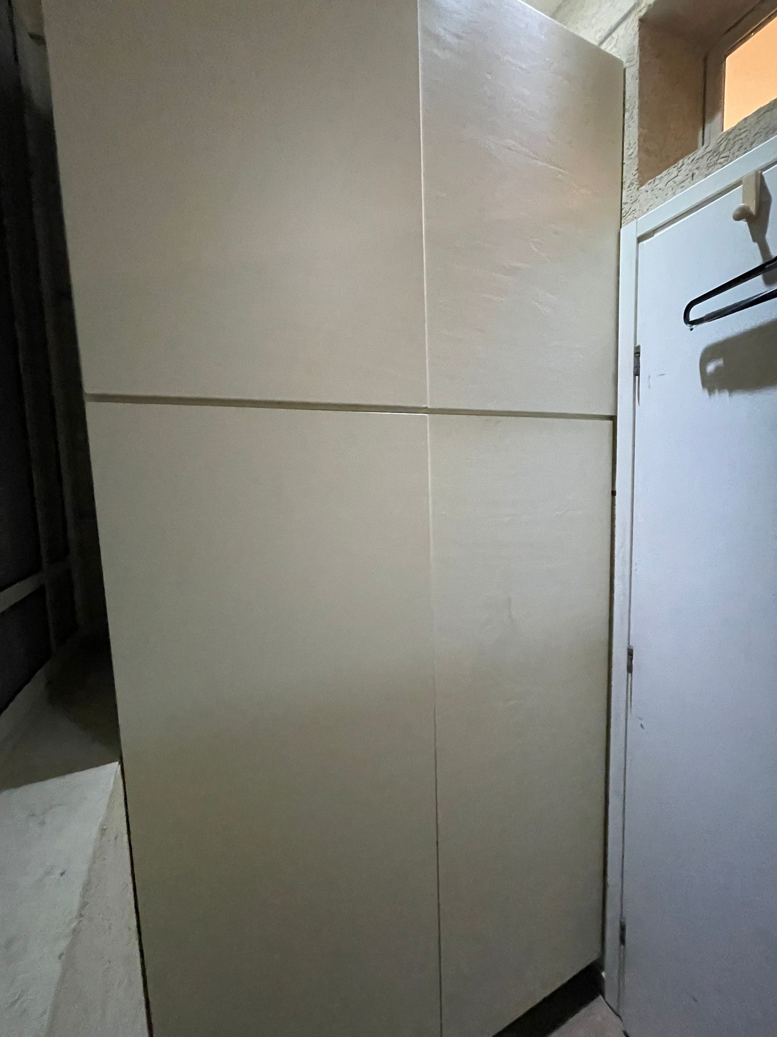 פתרון אחסון דגם עמודה — יחידת אחסון גבוהה בהתאמה אישית.