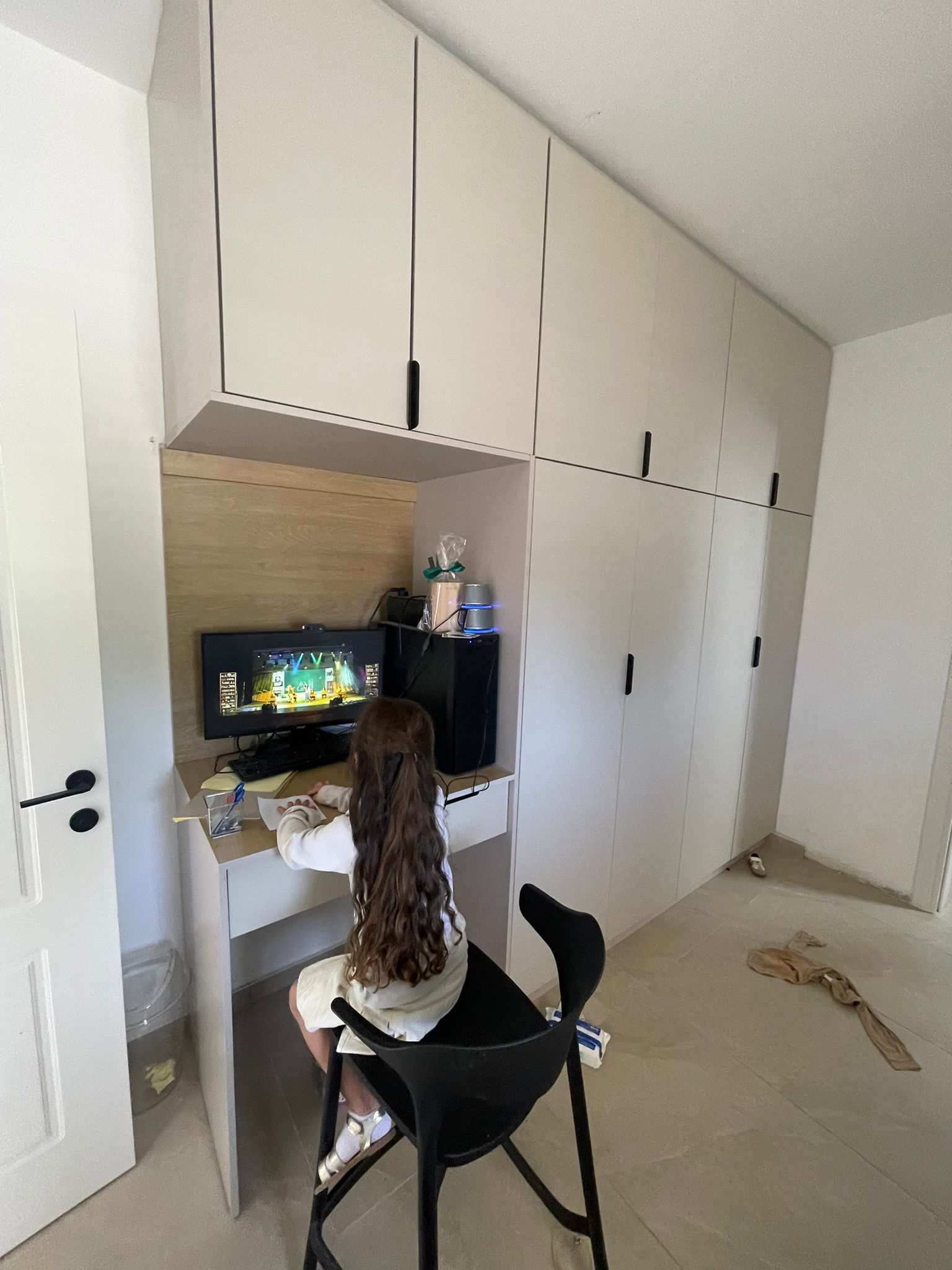 ארונות משרד דגם ארכיון — קיר ארונות ואחסון לחלל עבודה.